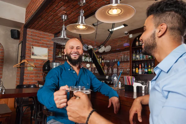 Two Mix Race Man In Bar Clink Lunettes Toasting, Boire des tasses à bière, Réunion d'amis joyeux — Photo