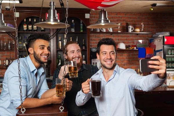 Man groep in bar het nemen van Selfie foto, bier drinken, mix race vrolijke vrienden vergadering communicatie — Stockfoto