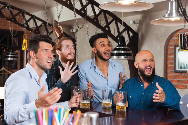 Az ember csoport Bar sör, mix Race frusztrált barátai sikoltozik és néz Football — Stock Fotó
