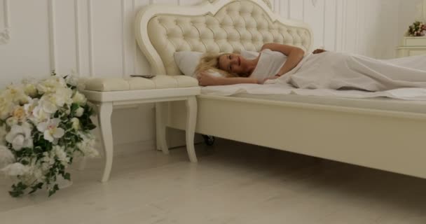 Mutlu gülümseme adam sarılmak kadın ev beyaz yatak yatak sabah uyandırma yatan çift uyku — Stok video