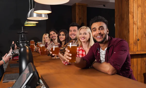 Young People Group In Bar, Hold Beer Glasses, Friends Sitting At Wooden Counter Pub,  Toast — Stock Fotó