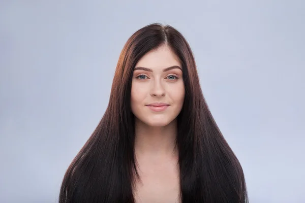 Mujer belleza cara sonrisa, primer plano retrato hermosa hembra, joven morena chica sobre gris fondo — Foto de Stock