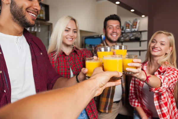 Άνθρωποι φίλοι πίνουν χυμό πορτοκαλιού, πρόποση στο μπαρ Counter, συνδυασμός άνθρωπος φυλή και γυναίκα Ζήτω — Φωτογραφία Αρχείου