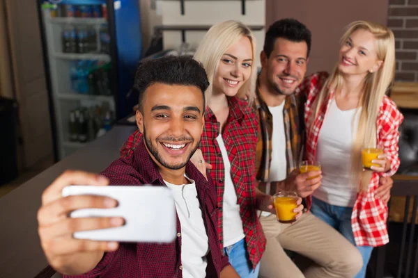 Amigos de la gente tomando foto selfie bebiendo jugo de naranja, sentado en el mostrador de bar, Mix Race Man Hold Smart Phone —  Fotos de Stock