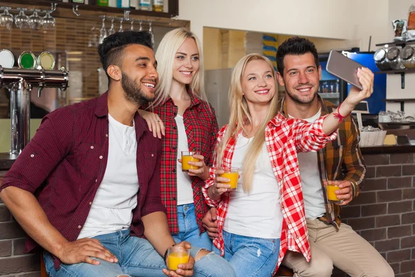 Amigos de la gente tomando foto selfie bebiendo jugo de naranja, sentado en el mostrador del bar, Mix Race Man Woman Hold Smart Phone —  Fotos de Stock