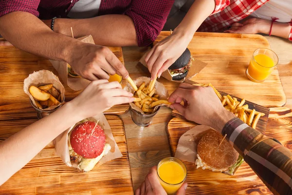 Gente Grupo Amigos Manos Comiendo Comida Rápida Hamburguesas Patata Beber Zumo de Naranja — Foto de Stock