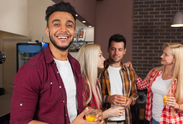 Lidé přátel pít pomerančový džus mluví smějící se sedí u baru, Mix závod muž šťastný úsměv — Stock fotografie