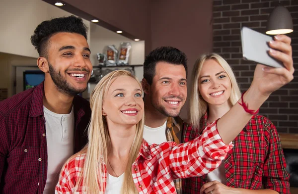 Ανθρωπάκια λήψη Selfie φωτογραφία στο μπαρ μετρητή, μίγμα αγώνα άνδρας γυναίκα κρατήστε έξυπνο τηλέφωνο — Φωτογραφία Αρχείου