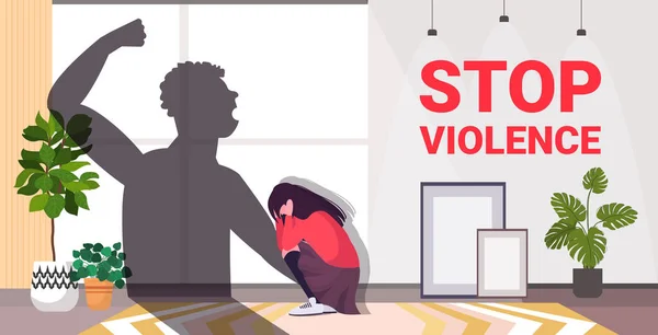 분노 한 남자의 그림자가 두려워 하는 여자가 가정 폭력과 공격적 인 개념을 멈추게 하는 것에 대해 처벌의 주먹을 높였다 — 스톡 벡터
