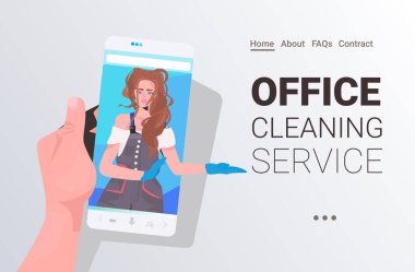 Kadın hademe kadın temizlikçi akıllı telefon ekranında kendini izolasyon ofis temizlik hizmeti konsepti