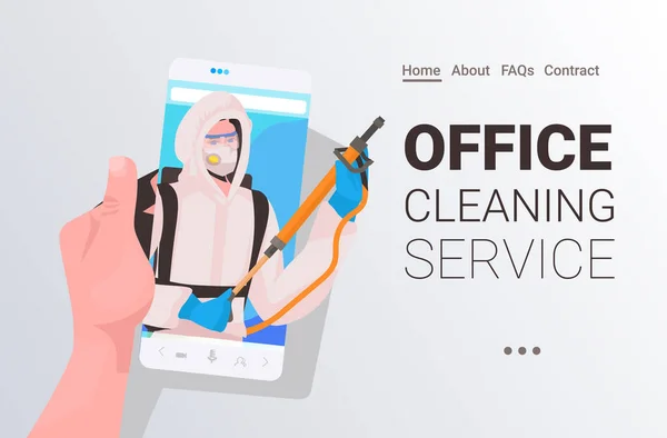 Städare i hazmat kostym renare i mask smartphone skärm själv isolering kontor rengöring service koncept — Stock vektor