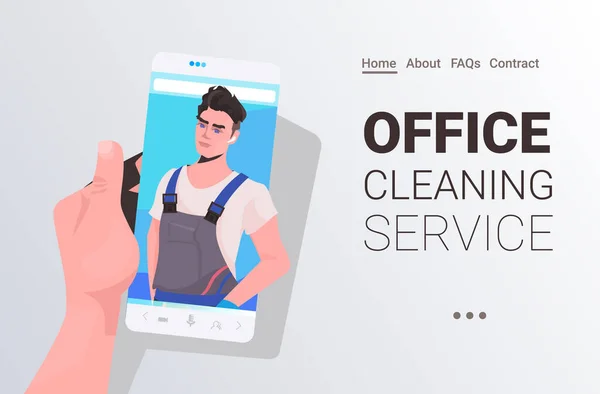 Mannelijke conciërge man schoner op smartphone scherm zelfisolatie kantoor schoonmaak service concept horizontaal — Stockvector