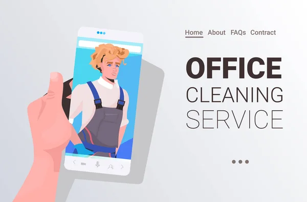 Mannelijke conciërge man schoner op smartphone scherm zelfisolatie kantoor schoonmaak service concept horizontaal — Stockvector