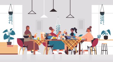 Bir grup karışık ırk kız arkadaşı masada oturmuş kadınlar kulübünde birbirlerini destekleyen kızları tartışıyorlar.