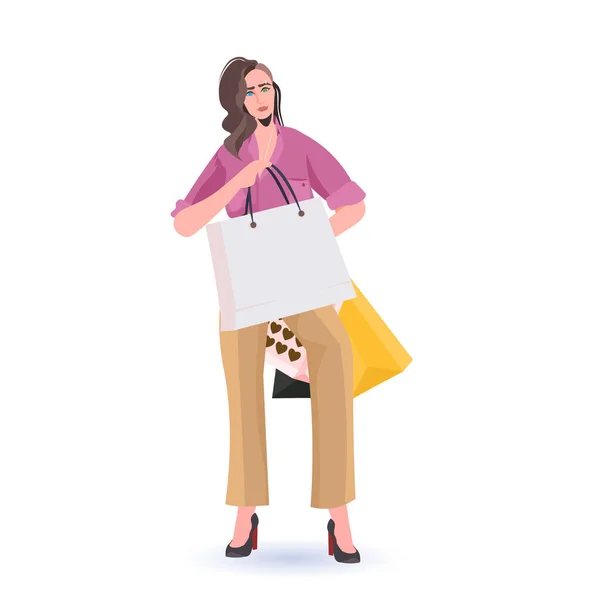 Mulher segurando sacos de compras preto sexta-feira grande venda promoção desconto conceito — Vetor de Stock