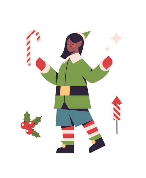 Elfe de Noël fille en uniforme personnage de dessin animé féminin santa helper heureuse nouvelle célébration des vacances de l'année — Image vectorielle