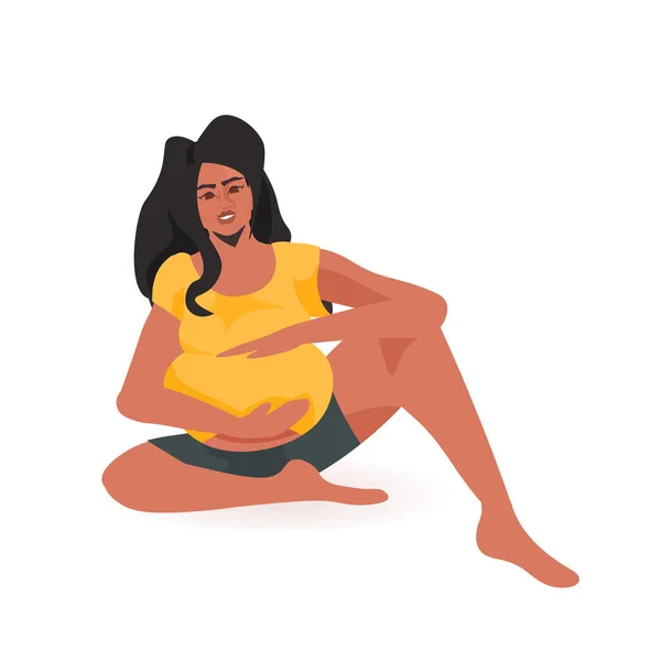 Молодая африканская беременная женщина сидит и держит свою концепцию беременности живота материнства — стоковый вектор