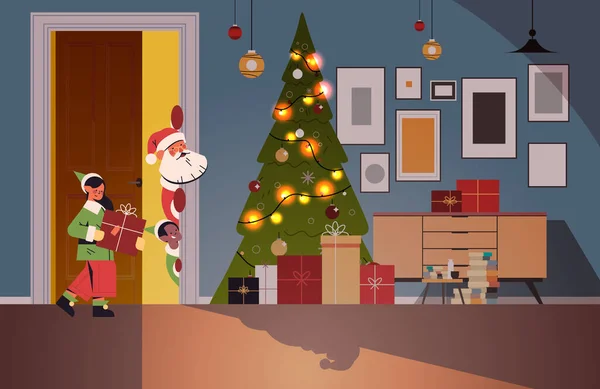 装飾されたモミの木の新しい年のクリスマスの休日とドアのリビングルームの後ろから見えるエルフとサンタクラス — ストックベクタ