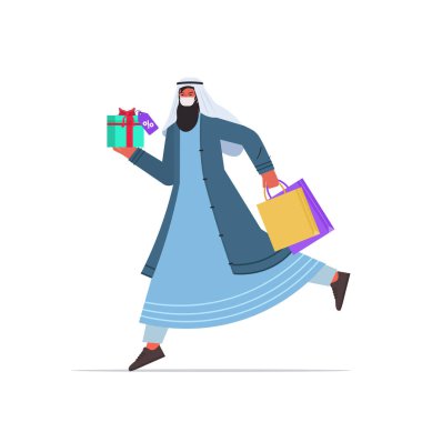 Maskeli adam alışveriş çantalarıyla koşuyor. Kara Cuma. Büyük indirim indirimi Coronavirus karantinası.