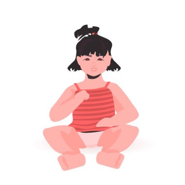 Küçük tatlı çocuk bebek kızı oynuyor. Oturmuş, kadın çizgi film karakteri gibi poz veriyor.