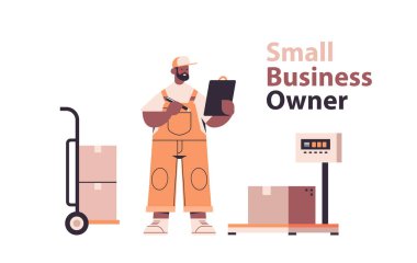 Üniformalı Afro-Amerikan kurye depodaki paketleri kontrol ediyor. Kargo lojistiği ya da posta servisi.