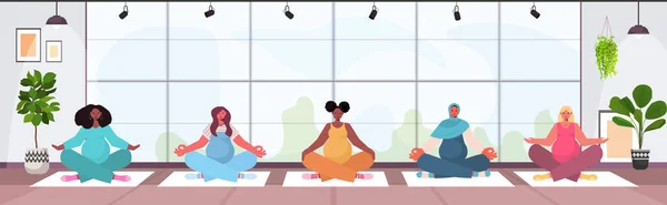 Mix Rasse schwangere Frauen Yoga Fitness-Übungen Training gesunden Lebensstil Konzept — Stockvektor