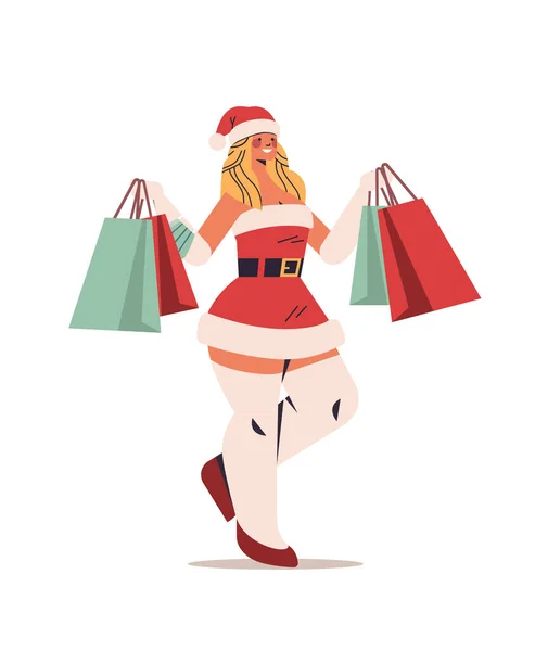 Schöne Frau im Weihnachtsmann-Kostüm mit Einkaufstüten frohes neues Jahr fröhliche Weihnachtsfeier — Stockvektor