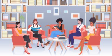 Kadınlar konferans alanında kadın yetkilendirme hareketini tartışıyor feministlerin kız güç birliği