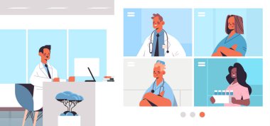 Erkek doktor web tarayıcı pencerelerinde sağlık hizmetlerinde ırk uzmanlarıyla video konferansı yapıyor.