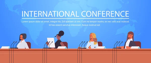 Mélanger les gens d'affaires de course donnant un discours à tribune avec microphone sur la conférence internationale des entreprises — Image vectorielle