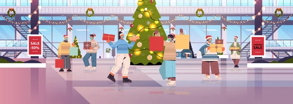 Люди прогулки с покупками в торговом центре украшены для веселого Рождества и Нового года зимние каникулы — стоковый вектор