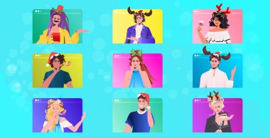 Yeni yılı ve Noel tatilini kutlamak için insanları şenlikli şapkaya sokun. Web tarayıcı pencerelerinde eğlenen kadınlar.