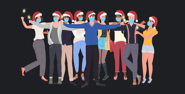 Mix závod lidé v maskách držení sparklers Nový rok vánoční svátky oslavy coronavirus karantény — Stockový vektor