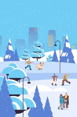 Maskeli insanlar kış eğlencesi yapıyor. Kadınlar dışarıda parkta vakit geçiriyor. Coronavirüs karantinası yapıyorlar.