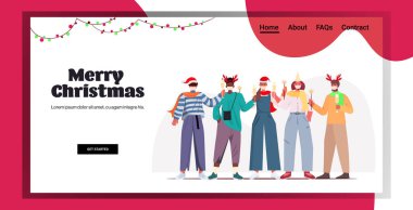 Yeni yıl kutlamaları için maskeli insanları karıştırın. Coronavirüs karantina konsepti.