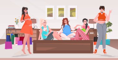 Hamile kadınlar ve çocuklu anneler hamilelik konusunda tartışıyorlar.