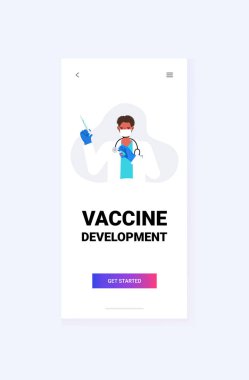 Şırınga ve şişe şişesi taşıyan maskeli doktor Coronavirus aşısı geliştirme mücadelesi covid-19