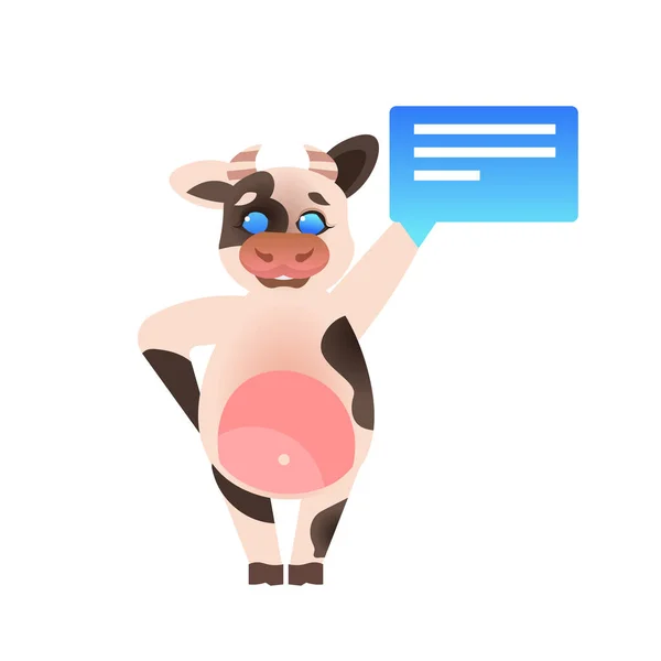 Petit boeuf tenant chat bulle heureux nouvelle année 2021 carte de vœux mignon vache mascotte personnage de dessin animé pleine longueur — Image vectorielle