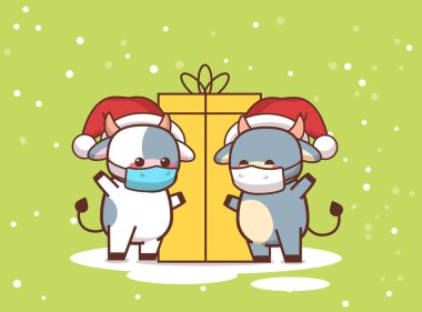 Hediye kutusunun yanında duran maskeli küçük öküzler yeni yılı kutluyor. Coronavirus karantina konsepti.