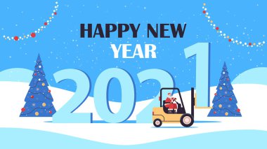 Maskeli Noel Baba forklift kullanıyor. Mutlu yıllar. Mutlu yıllar.