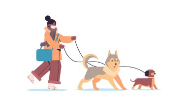 Maskeli bir kız köpeklerle yürüyor. Kadın kış eğlencesi yapıyor. Açık hava aktiviteleri, koronavirüs karantina konsepti.