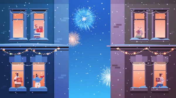 Menschen in Weihnachtsmützen mischen sich unter die Nachbarn, die in Fensterrahmen stehen und Feuerwerk am Himmel betrachten. — Stockvektor