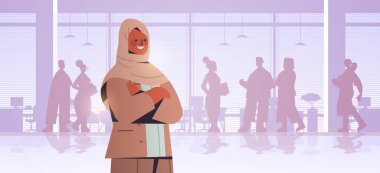 Arap iş kadını lideri iş adamlarının önünde duruyor siluetler iş dünyası rekabet liderleri