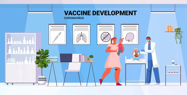 Lekarz rodzinny szczepiący pacjenta dziecięcego przeciwko kampanii szczepień przeciwko rozwojowi szczepionek koronawirusowych — Wektor stockowy