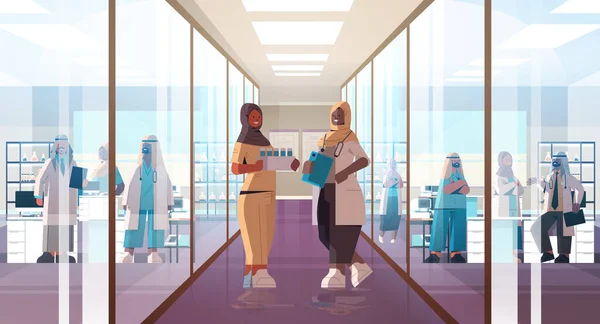 Schwarzafrikanische muslimische Ärzte in Uniform diskutieren bei einem Treffen im Krankenhausflur medizinisches Gesundheitskonzept — Stockvektor