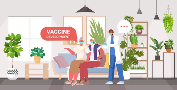 Erkek doktor, Coronavirus aşısı geliştirme konseptine karşı savaşmak için maskeli yaşlı hastaları aşılıyor. — Stok Vektör