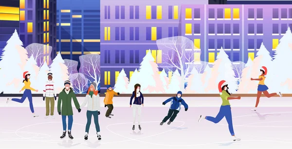 Mensen met maskers schaatsen op ijsbaan mix race mannen vrouwen hebben plezier nieuwjaar vakantie coronavirus quarantaine — Stockvector