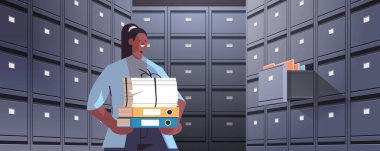 İş kadını, içinde dokümanlar olan karton kutuyu, açık çekmece veri arşivi depolama dolabında tutuyor.