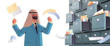 Çok çalışan Arap işadamı, doküman ararken duvar dolabı işletme kağıt işleri konseptini dosyaladı.