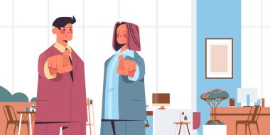 İK yöneticileri şanslı başvuru sahiplerini seçiyor. Kameraların boş olduğunu gösteriyorlar. İnsan kaynaklarını işe alıyorlar.